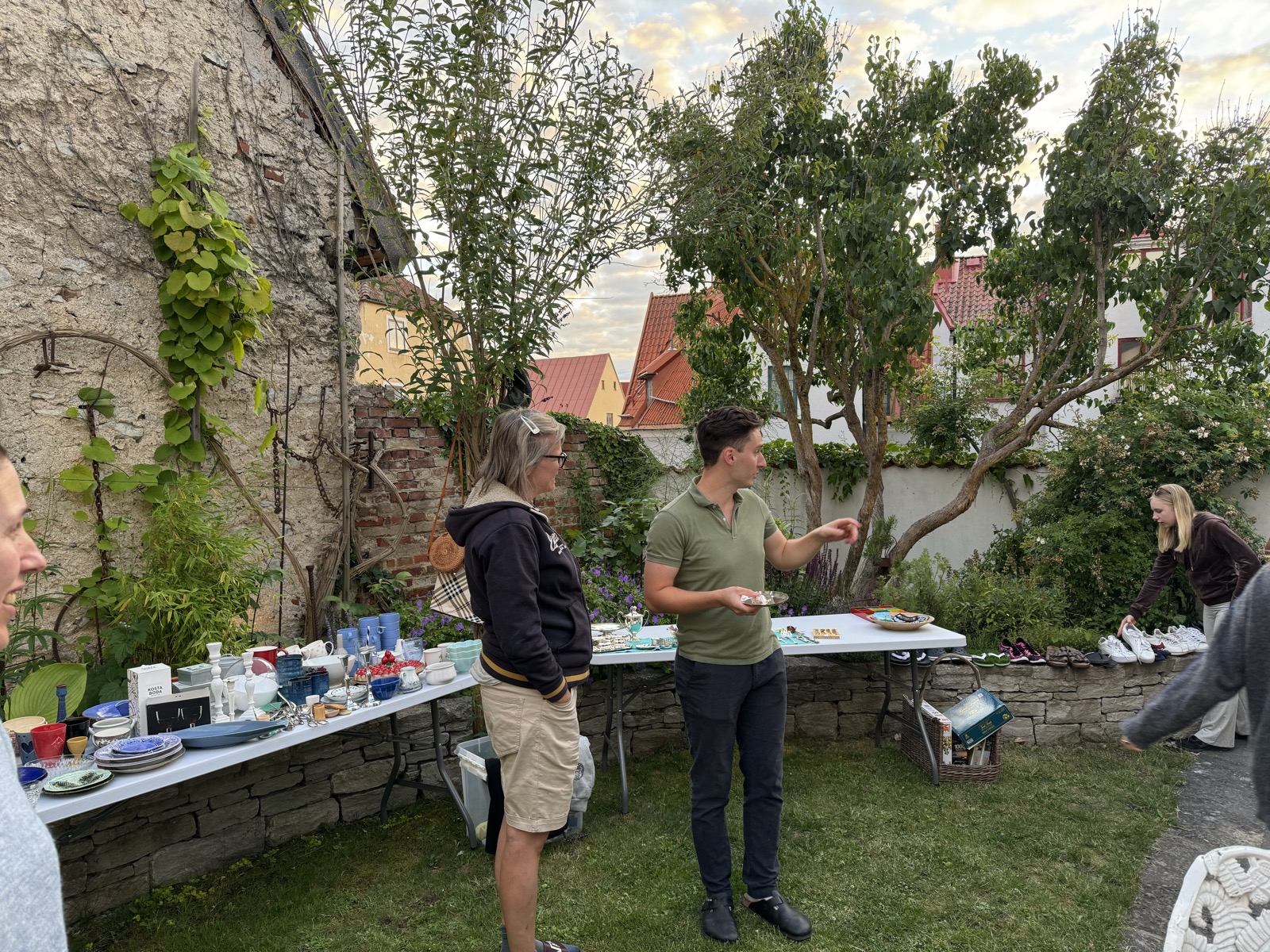 Bord med prylar och fynd i innegården