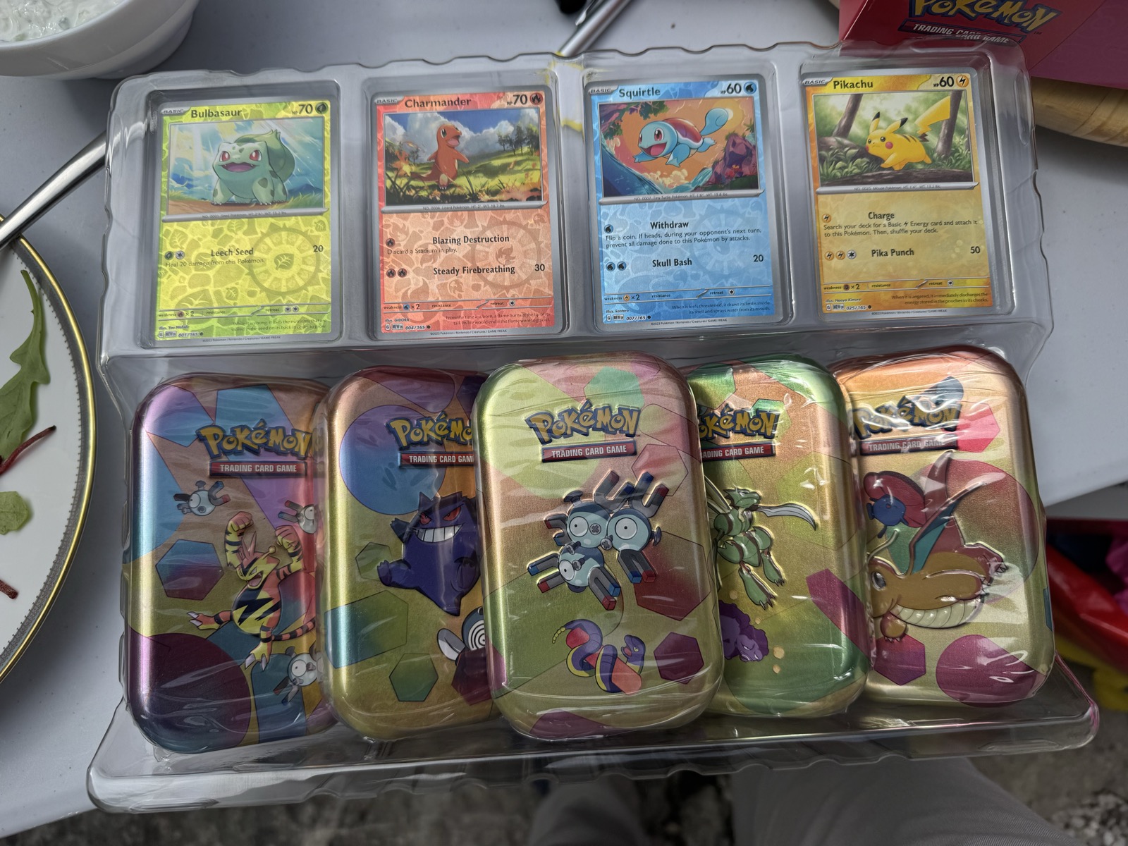Pokémon-kort i genomskinlig plastlåda